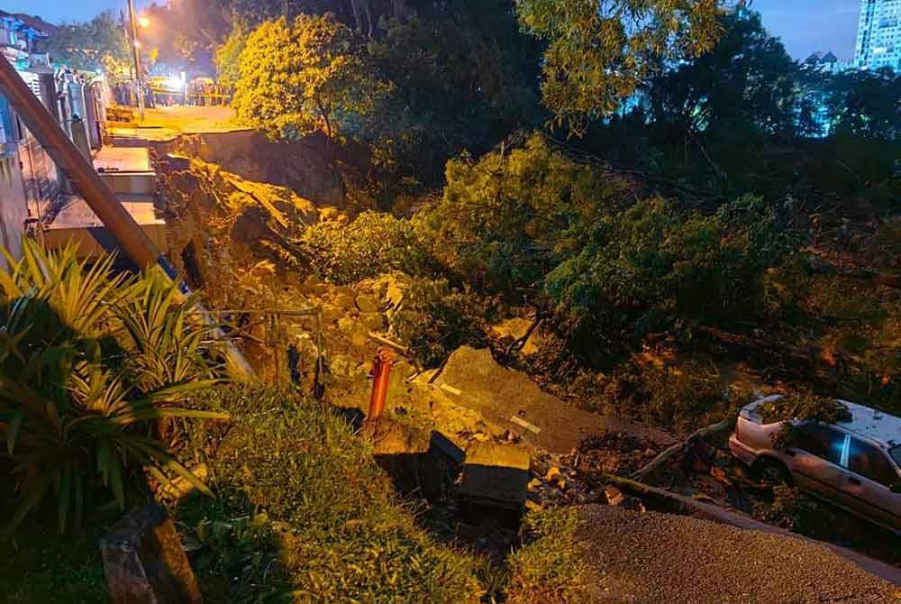 Keadaan di lokasi kejadian di Jalan Wawasan, Pusat Bandar Puchong.