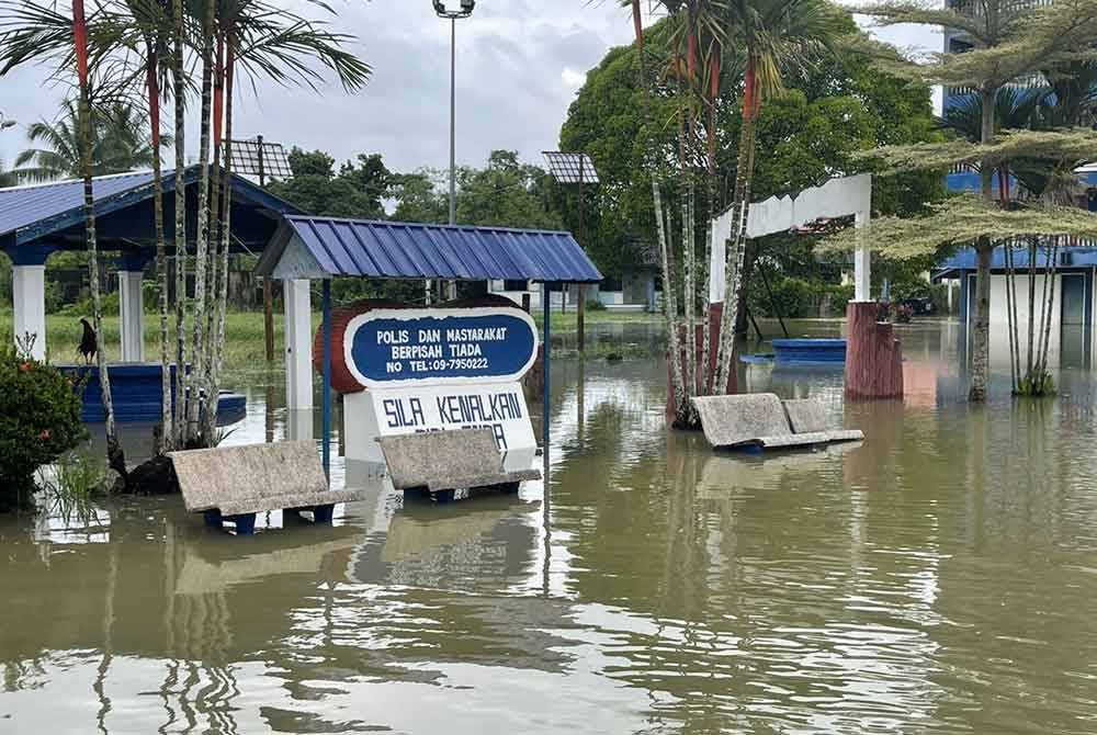 Keadaan Balai Polis Rantau Panjang yang dinaiki air sedalam 0.3 meter.