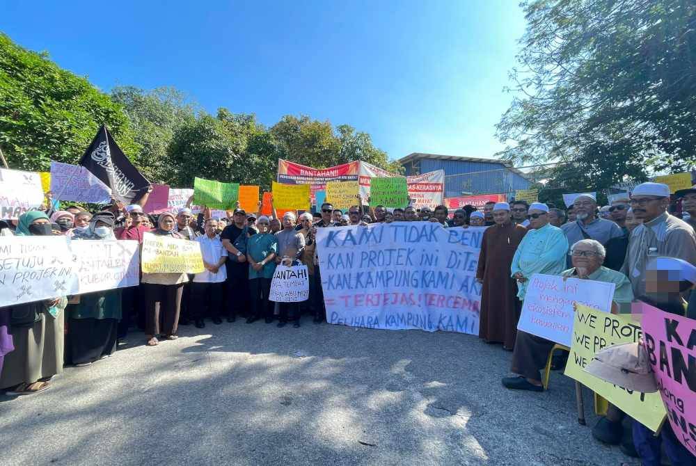 Lebih 400 penduduk Bukit Indera Muda, Permatang Pauh membuat bantahan aman terhadap cadangan pembangunan kawasan perkuburan Cina di kawasan berkenaan.