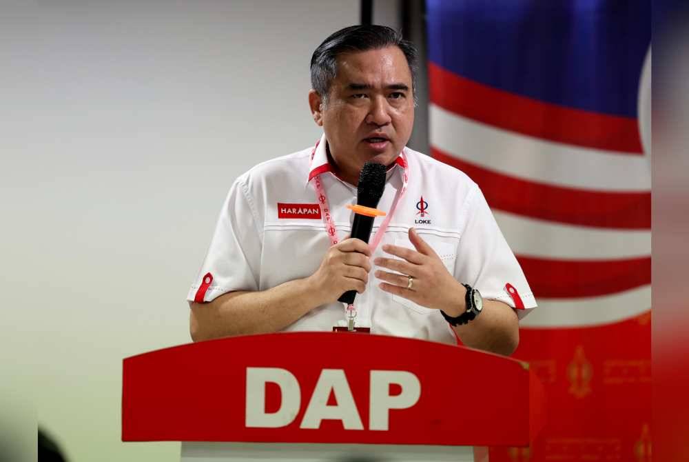 Setiausaha Agung DAP, Anthony Loke berucap pada Konvensyen Tahunan Negeri DAP Wilayah Persekutuan Kuala Lumpur 2023 yang diadakan di Ibu Pejabat DAP Kebangsaan, Jalan Yew pada Ahad. - Foto Bernama