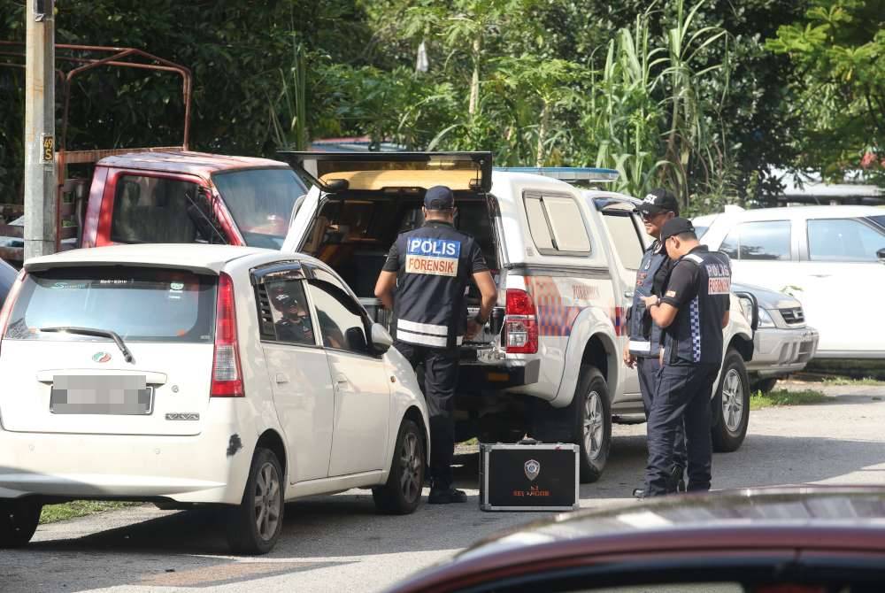 Anggota Unit Forensik PDRM dilihat masih melakukan siasatan di sekitar kawasan Apartmen Idaman, Damansara Damai dekat sini pada Ahad.