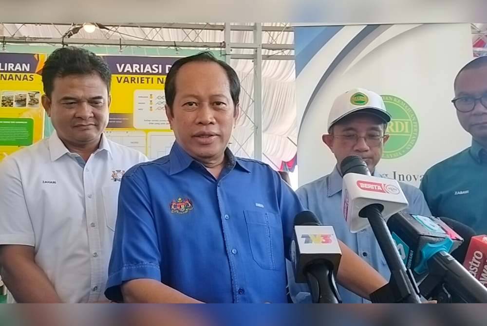 Ahmad Maslan (tiga dari kanan) pada sidang akhbar Majlis Perlancaran Hibrid baharu nanas Institut Penyelidikan dan Kemajuan Pertanian Malaysia (MARDI) di Stesen Mardi Pontian, di sini pada Ahad.