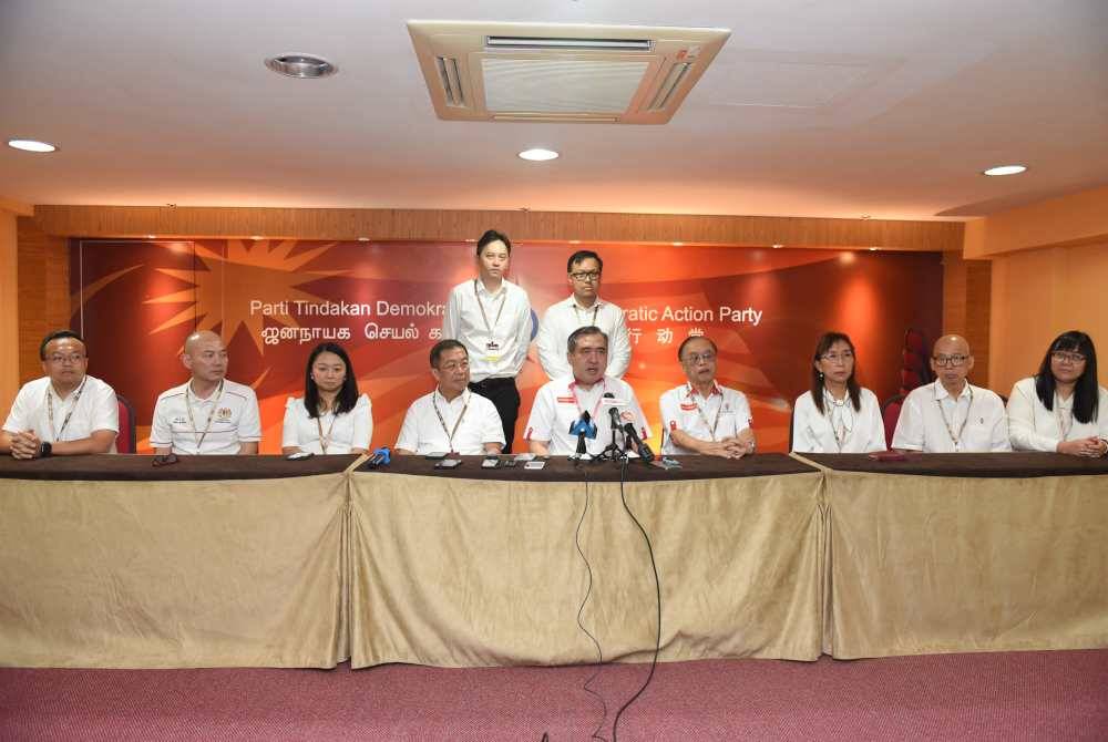 Anthony (tengah) pada sidang akhbar selepas merasmikan Konvensyen Tahunan Negeri DAP Wilayah Persekutuan, di Ibu Pejabat DAP Kebangsaan di Kuala Lumpur pada Ahad.