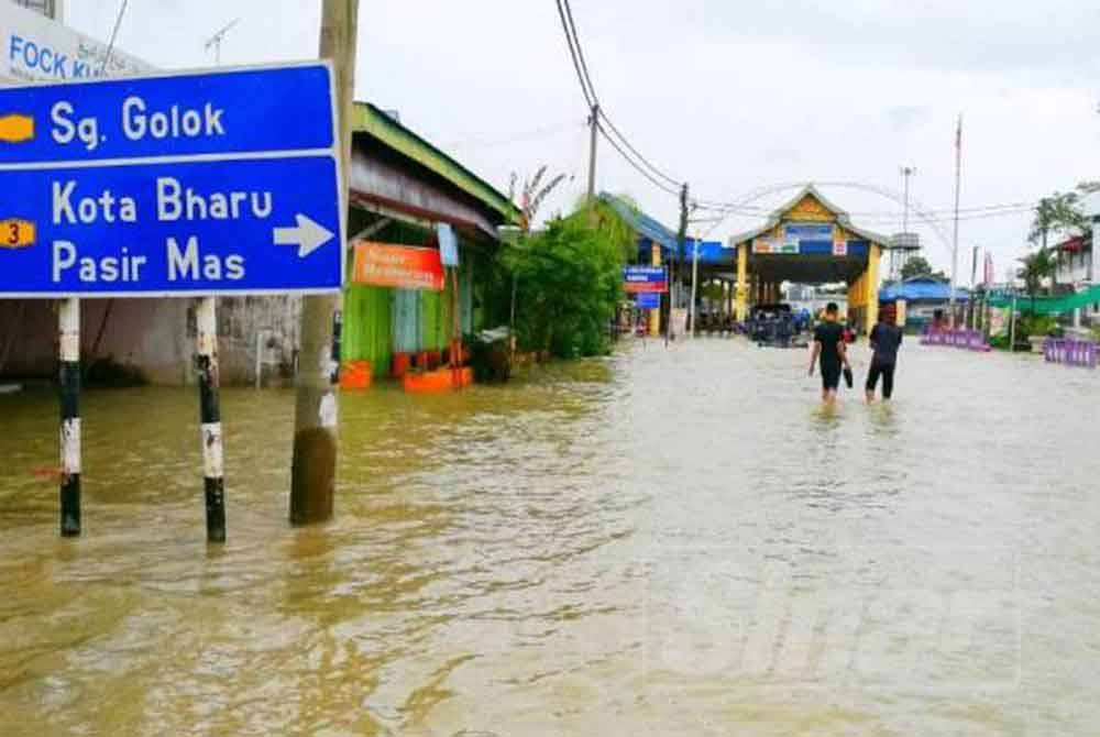 15 individu ditahan polis kerana mengganggu ketenteraman awam di sekitar kawasan lampu isyarat berhampiran sebuah stesen minyak di Rantau Panjang yang dilanda banjir, semalam. - Gambar hiasan