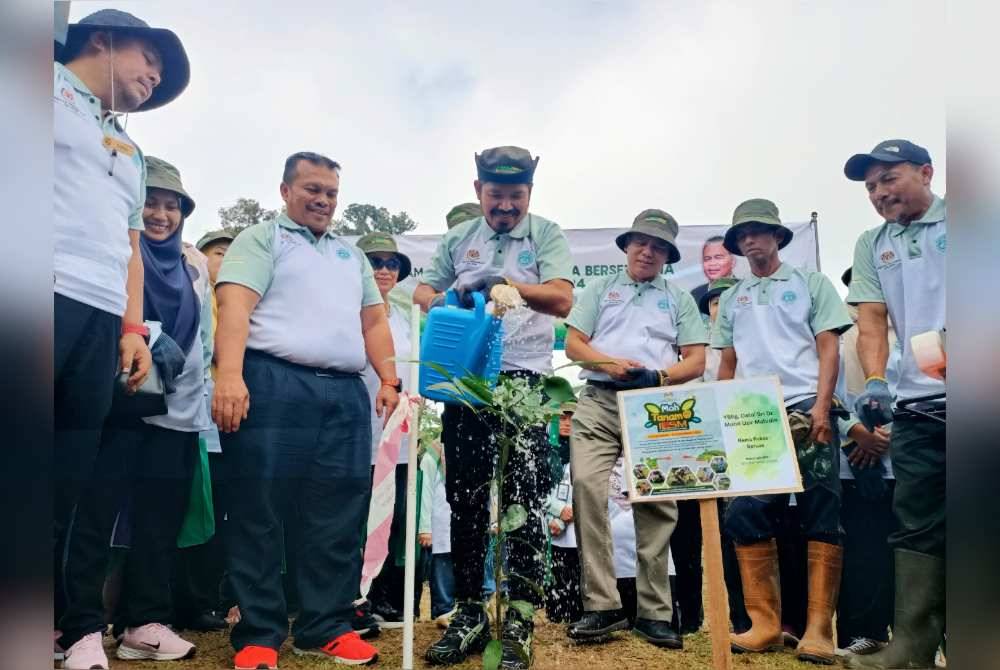 Mohd Uzir menyempurnakan gimik penanaman pokok sempena Program Penghijauan Malaysia, Banci Pertanian 2024 di Institut Latihan Statistik Malaysia dekat Sungkai pada Ahad.
