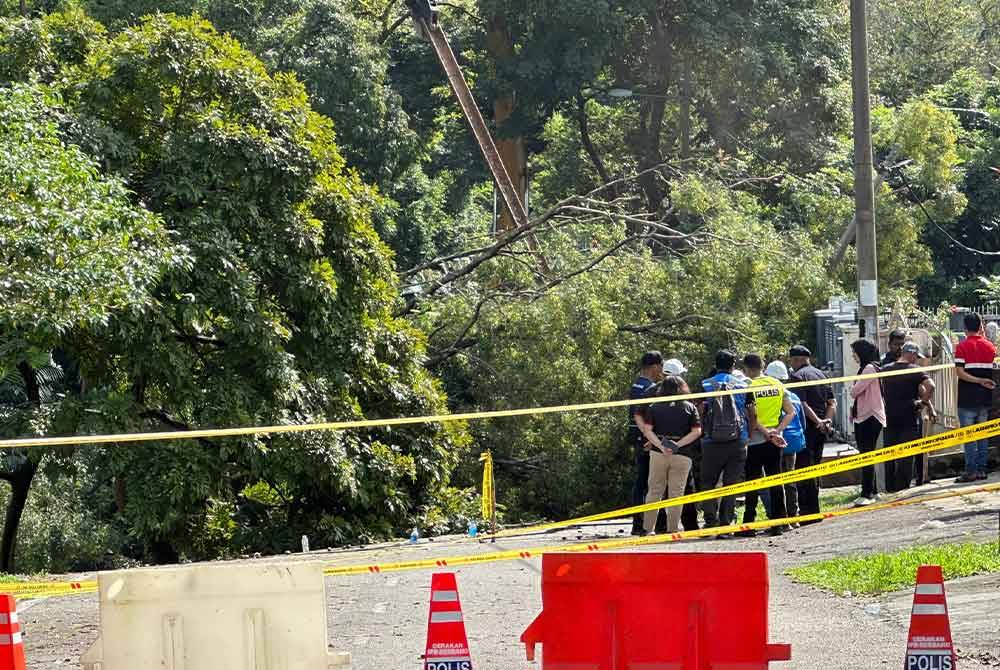 Kerja-kerja pemasangan cerucuk dilakukan di kawasan perumahan di Taman Wawasan, Puchong pada Ahad.