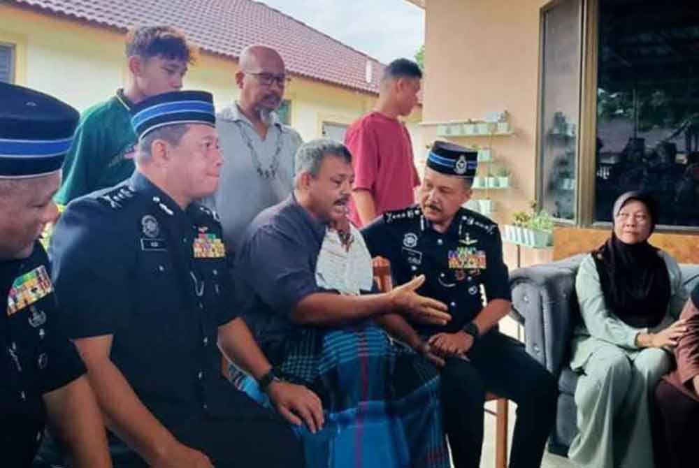 Mohd Yusri (empat dari kiri) mendengar luahan hati bapa mangsa, Muhd Zamrie Zainal Abidin ketika kunjungan ke kediaman keluarga itu di Taman Chepor Sentosa pada Sabtu.