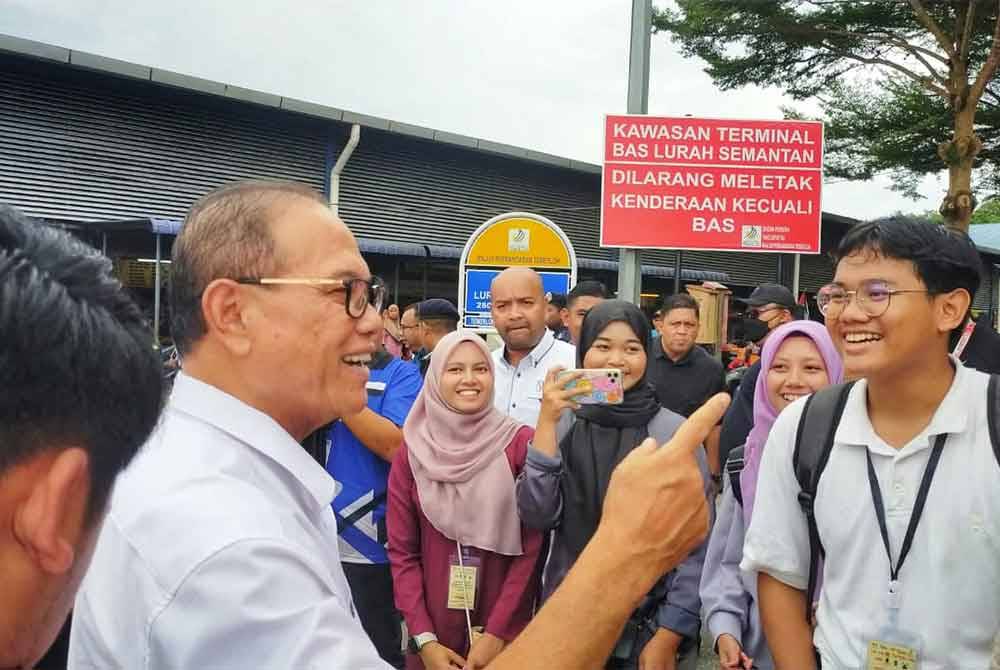 Menteri Besar,Datuk Seri Wan Rosdy Wan Ismail (kiri) menyantuni peserta yang turut meluangkan masa mengunjungi Pekan Sehari Temerloh pada Ahad.