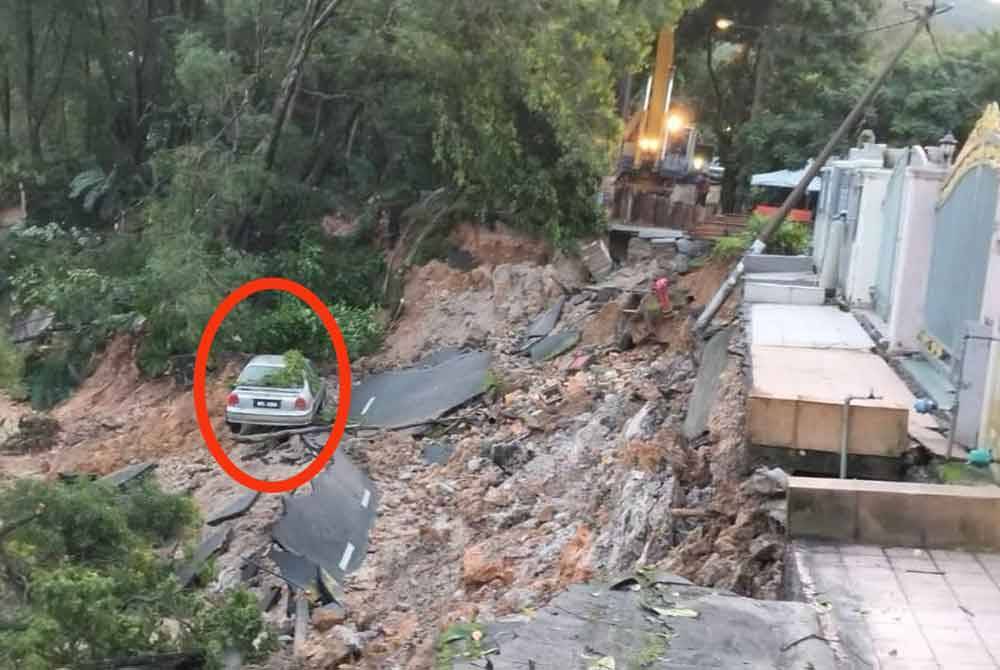 Kereta Honda City milik ibu kepada Eliza yang terjejas selepas terperangkap dalam tanah runtuh di Jalan Wawasan, Puchong pada Sabtu.