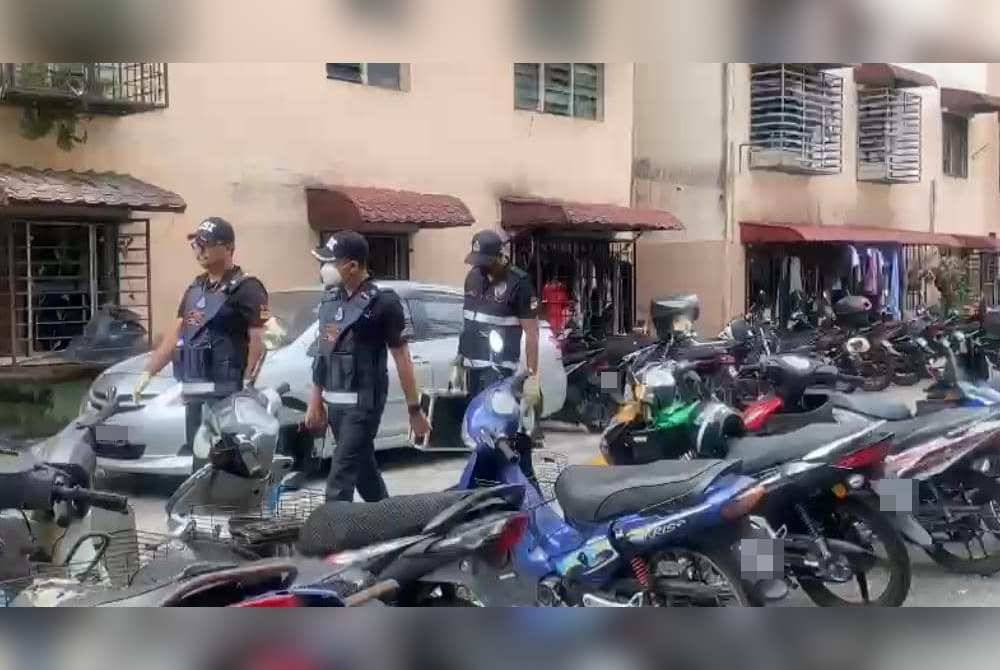 Anggota Unit Forensik PDRM dilihat meninggalkan pekarangan Blok R, Apartment Idaman Damansara Damai pada petang Ahad.