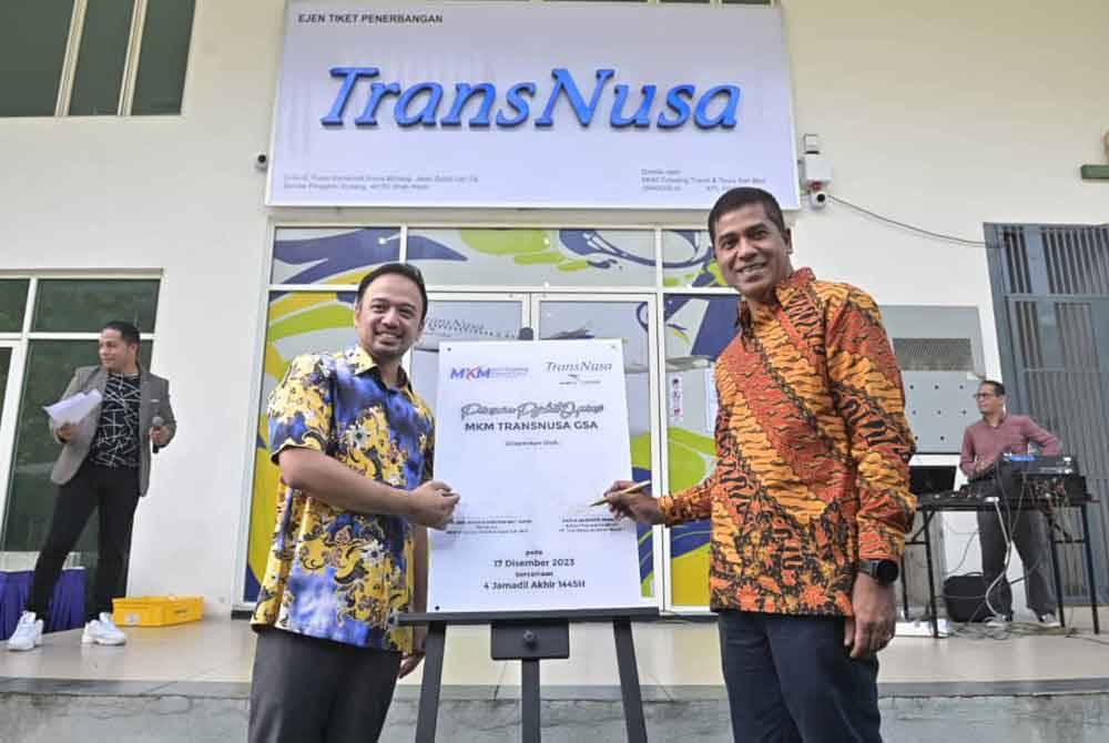 Francis (kanan) dan Khairi (kiri) merasmikan pembukaan Pejabat Operasi GSA MKM TransNusa di Shah Alam pada Ahad.