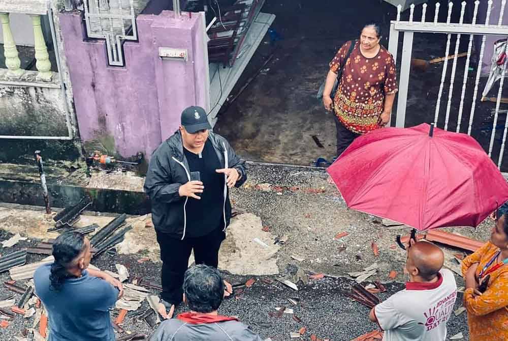 Izhar Shah (depan) sentiasa turun ke lapangan untuk mendengar sendiri masalah dihadapi oleh warga Seberang Jaya.