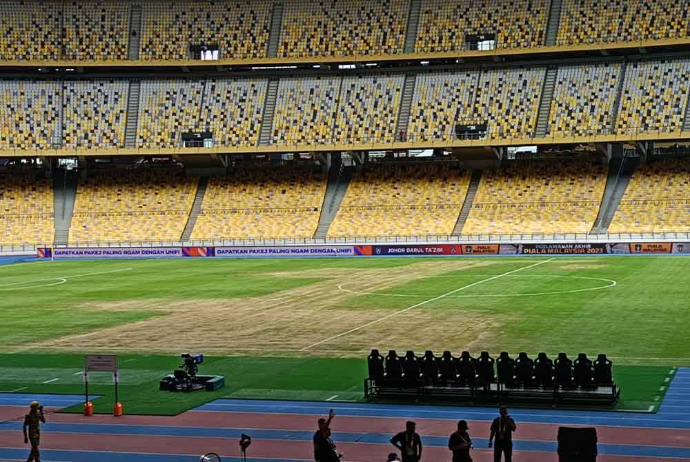 Keadaan padang Stadium Nasional Bukit Jalil yang mendapat kritikan peminat.