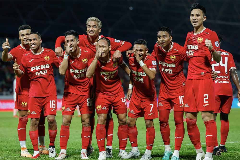 Brendan (tiga dari kiri) meraikan jaringannya bersama pemain-pemain Selangor lain ketika menentang PDRM FC pada perlawanan Liga Super di Stadium MBPJ pada Ahad.