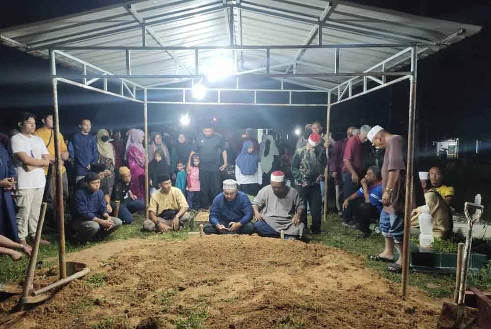 Jenazah Ibnor Riza selamat dikebumikan di Tanah Perkuburan Islam Kampung Kasau, Tengkek pada Ahad.