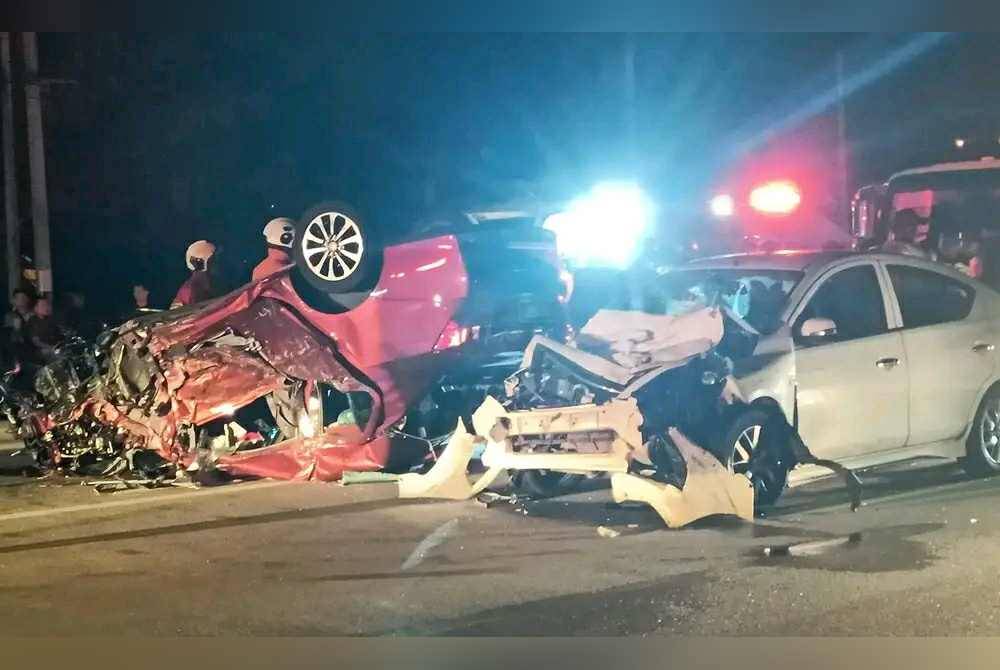 Perodua Bezza dan Nissan Almera terbabit dalam kemalangan di Batu 3, Jalan Bernam dari arah Kuala Selangor menghala Tanjong Karang pada Ahad.