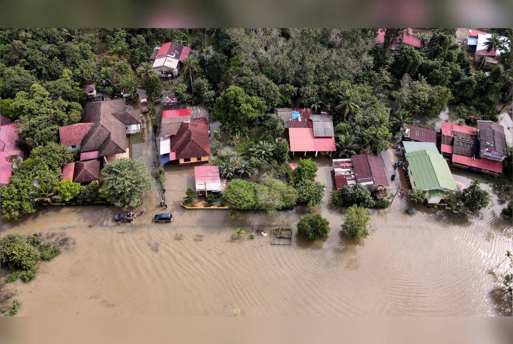 Baharu sahaja beberapa hari pulih daripada banjir, Kampung Serongga kembali terkesan banjir berikutan limpahan air sungai berhampiran penempatan tersebut. - Foto Bernama