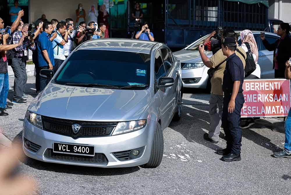 Sebaik prosiding selesai, tertuduh dibawa keluar dari kawasan mahkamah diiringi lima kenderaan bercermin gelap milik PDRM.