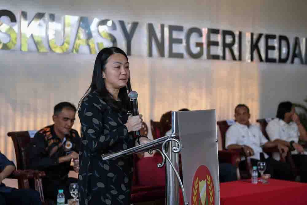 Hannah menyampaikan ucapan pada majlis penyerahan Pusat Latihan Skuasy Kedah kepada Kerajaan Negeri di Stadium Sultan Abdul Halim, pada Isnin. - Foto Bernama