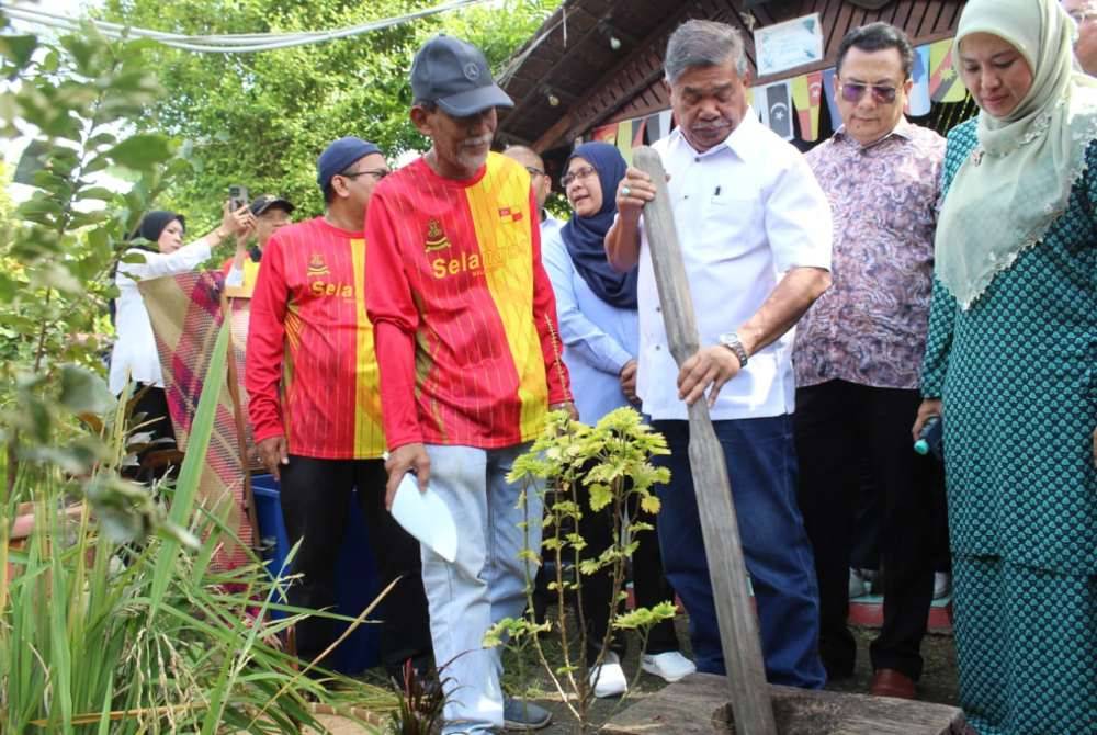 Mohamad (tiga dari kanan) pada lawatan kerja ke Kebun Komuniti AU2 Taman Keramat di sini pada Isnin.