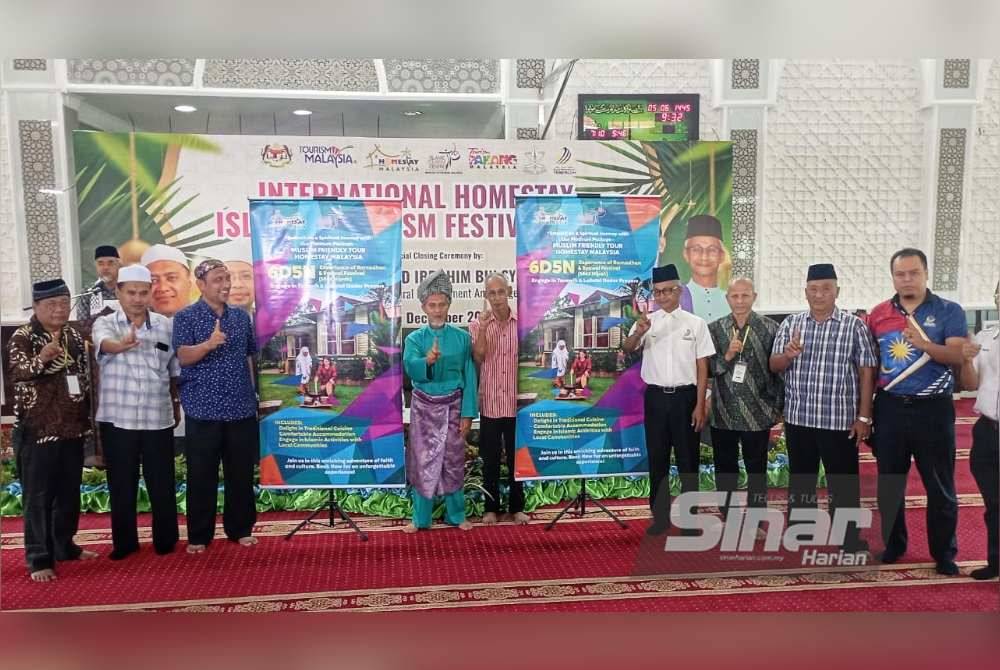 Syed Ibrahim (tiga dari kiri) menyempurnakan perasmian penutup festival bersama Sahariman (empat dari kiri) di Masjid Sultan Haji Ahmad Shah dekat Kampung Ketam,Temerloh pada Isnin.