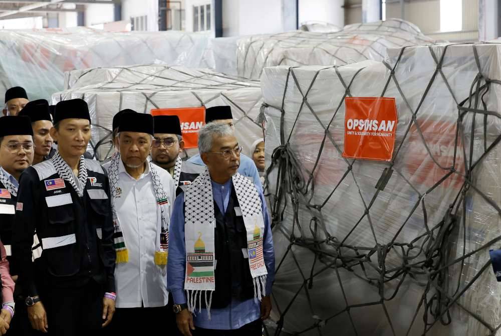 Yang di-Pertuan Agong Al-Sultan Abdullah Ri’ayatuddin Al-Mustafa Billah Shah (kanan) berangkat menyaksikan persiapan akhir bagi penghantaran ketiga Ops Ihsan di Terminal Kargo, Lapangan Terbang Antarabangsa Kuala Lumpur (KLIA), pada Isnin. - Foto Bernama