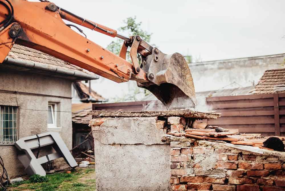 Seramai 67 pemilik kediaman telah merobohkan sendiri struktur binaan tambahan rumah mereka susulan tidak mendapat kelulusan daripada MBK. - Gambar hiasan 123rf