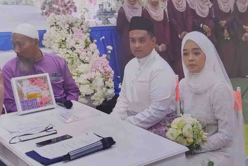 Gambar kenangan Aini Hayati dan Allahyarham suaminya, Norsyam Nassullah yang disatukan pada majlis pernikahan di di Dewan Seri Bernam pada Sabtu.