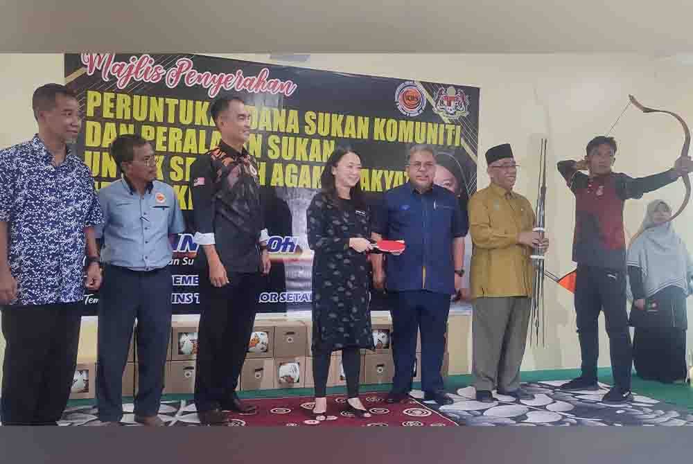 Hannah Yeoh (tengah) menyaksikan simbolik persembahan sukan pada Majlis Penyerahan Peruntukan Dana Sukan Komuniti dan Peralatan Sukan untuk Sekolah Agama Rakyat Kedah di SEMESTI di sini pada Isnin.