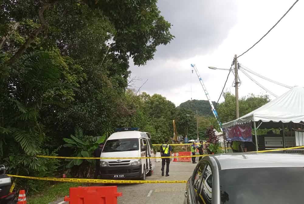 Keadaan di lokasi runtuhan dikawal oleh pihak berkuasa susulan kerja-kerja pembaikan dan penanaman cerucuk sedang dijalankan pada Isnin.