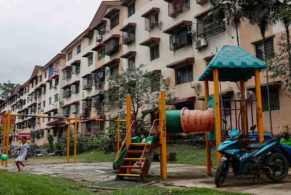 Suasana di sekitar lokasi kawasan parkir di Apartment Idaman, Damansara Damai dekat sini. - Foto Bernama.