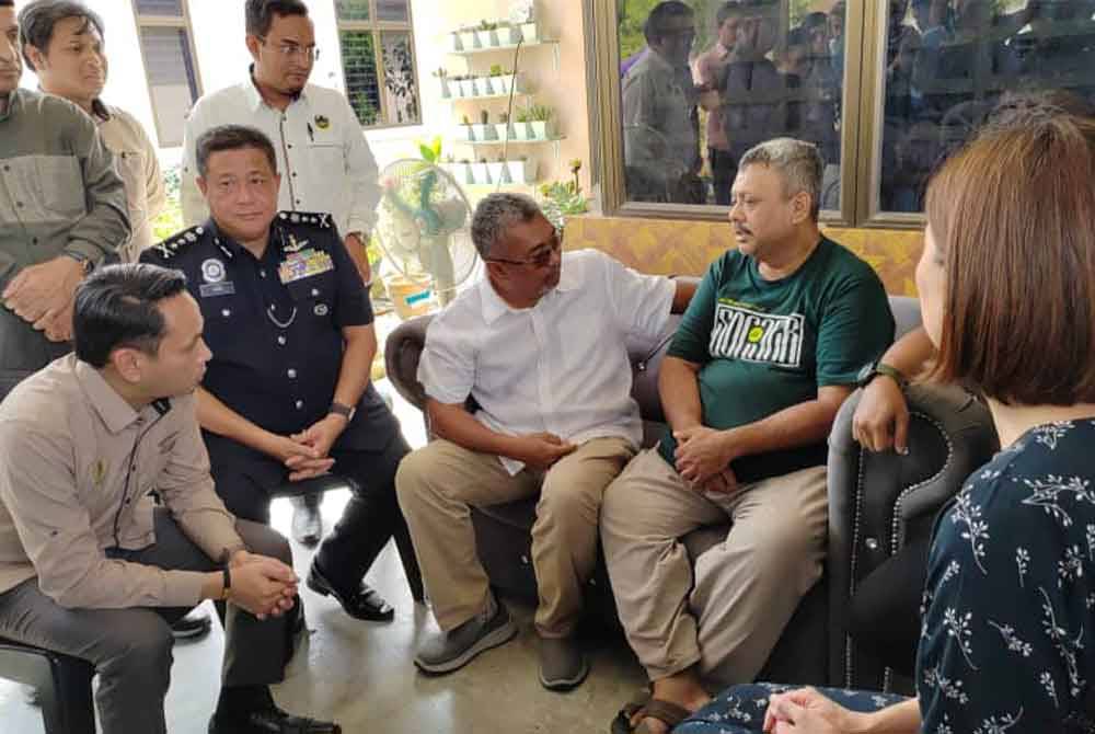 Muhd Zamrie (dua dari kana) menerima kunjungan Johari (tiga dari kiri) pada lawatan Setiausaha Politik Menteri Dalam Negeri ke kediamannya di Taman Chepor Sentosa, Ipoh.