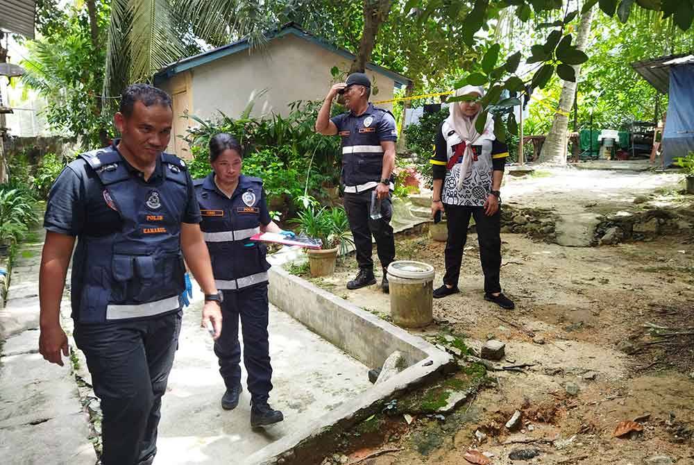 Anggota forensik menjalankan pemeriksaan di Blok R Apartmen Idaman, Damansara Damai pada Isnin.