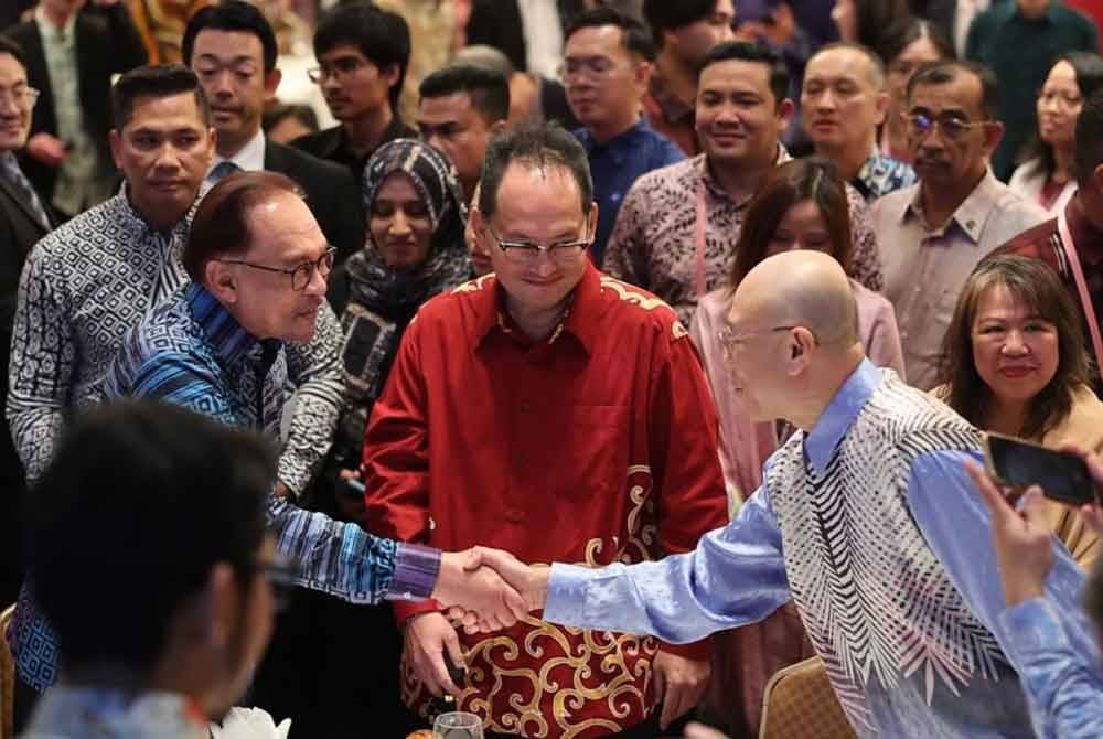 Anwar bertemu rakyat Malaysia di Jepun pada majlis minum petang diaspora Malaysia yang diadakan di Hotel Imperial. - Foto Bernama