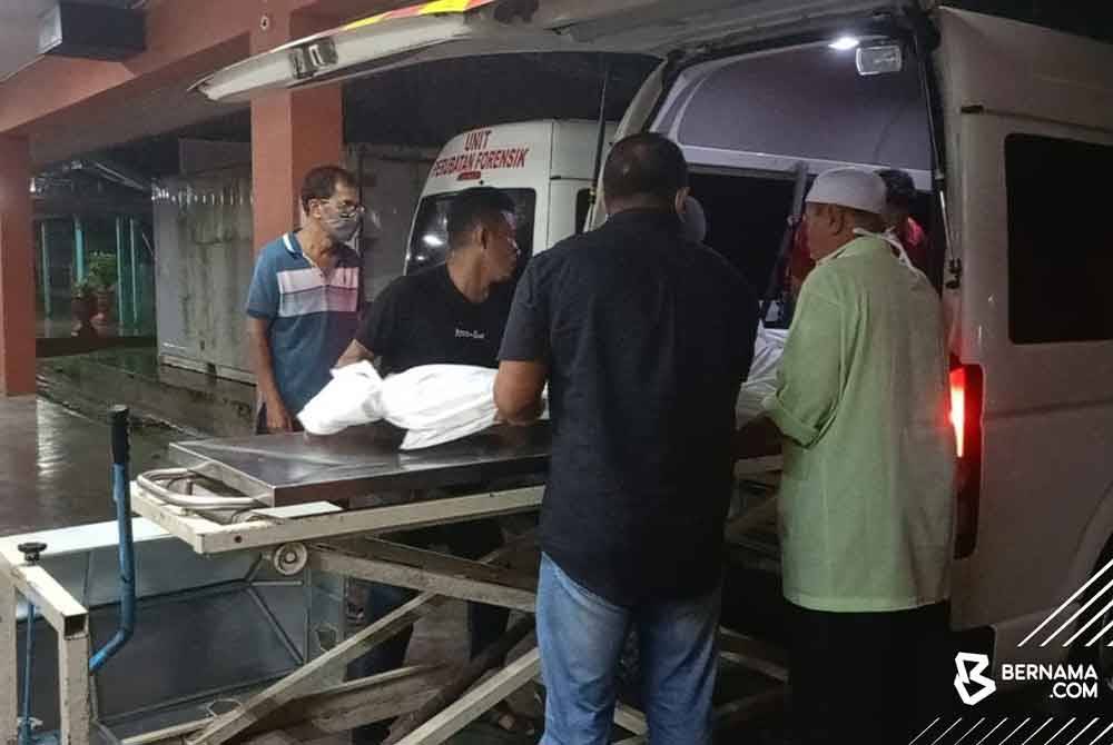 Jenazah M Daud Kilau dibawa di kediamannya di Kampung Sungai Balai Baroh sebaik selesai urusan dokumentasi dan pengurusan jenazah di Unit Perubatan Forensik Hospital Teluk Intan. - Foto Bernama