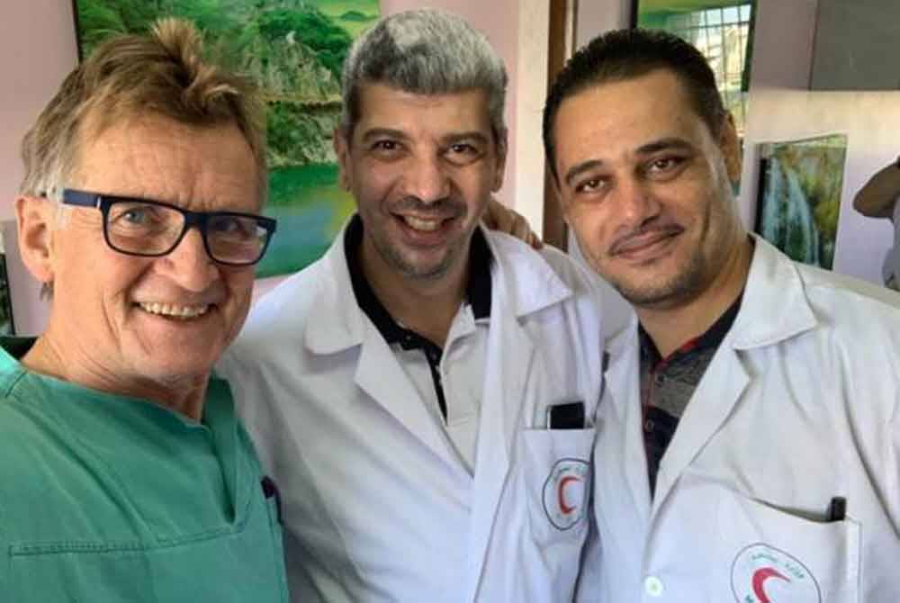 Gambar kenangan Dr Mads Gilbert (kiri) bersama Dr Hani al-Haitham (kanan) dan seorang lagi rakan mereka yang dirakamkan pada 2019. - Gambar Twitter @DrMadsGilbert