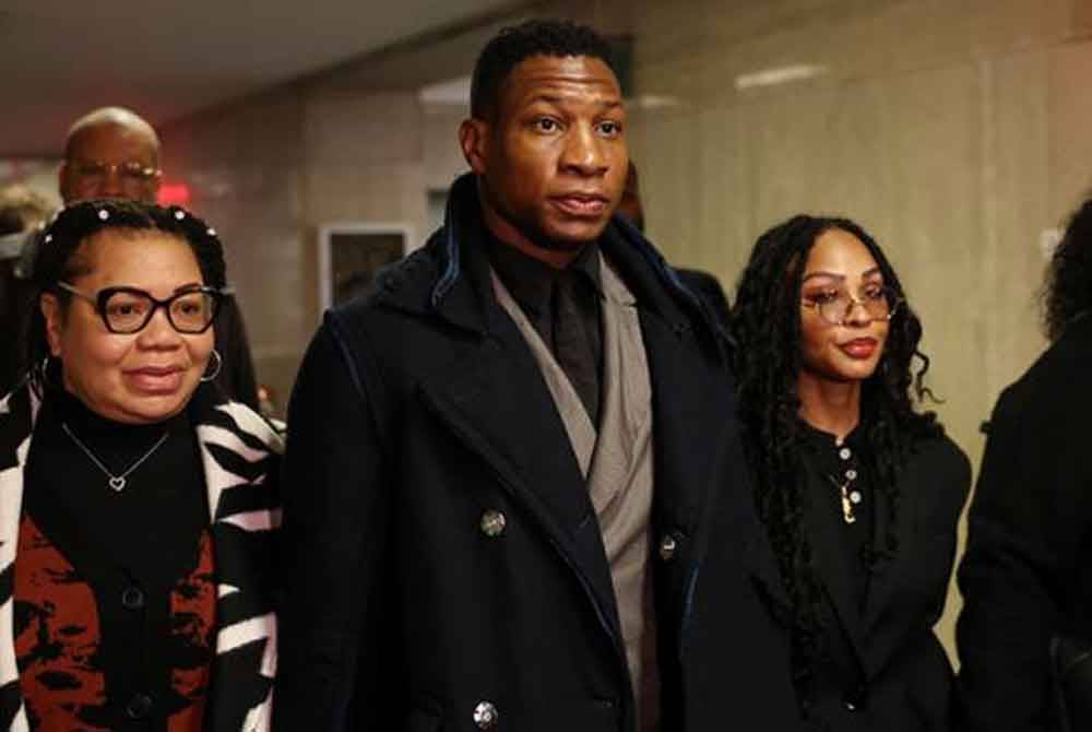 Jonathan Majors ketika tiba di Mahkamah Jenayah Manhattan di New York, AS. - Foto Reuters