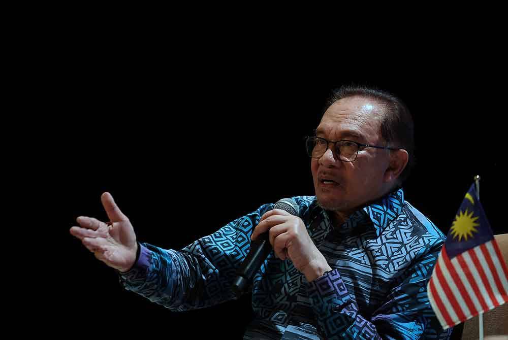 Perdana Menteri, Datuk Seri Anwar Ibrahim bercakap semasa sesi interaktif bersama rakyat Malaysia pada Majlis Ramah Mesra Bersama Diaspora Malaysia di Jepun pada Isnin.