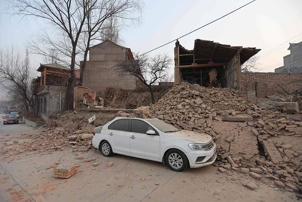 Gempa bumi berukuran 6.2 pada skala Richter yang menggegarkan daerah di barat laut Wilayah Gansu di China pada Isnin meragut nyawa seramai 111 orang di Gansu dan Wilayah Qinghai, menurut ibu pejabat bantuan gempa bumi tempatan. - Foto AFP