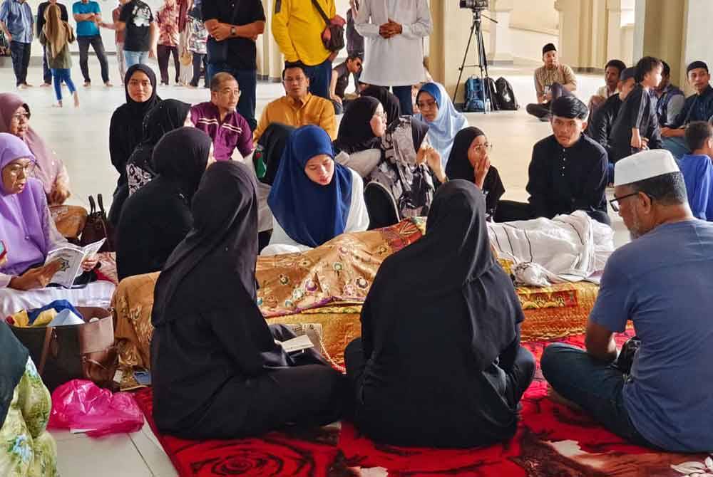 Orang ramai mula membanjiri ruang legar Masjid Tuminah Hamidi, Bagan Datuk bagi memberi penghormatan terakhir kepada Allahyarham.