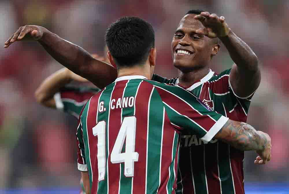 Arias (kanan) menyumbat satu gol ketika membantu Fluminense mengalahkan Al-Ahly 2-0 di Jeddah pada Selasa. - Foto: EPA.