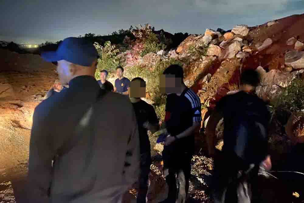 Tiga pendaki yang dipercayai menceroboh Hutan Simpan Gunung Pulai di Kulai ditemukan selamat tengah malam tadi. - Foto Facebook Jabatan Perhutanan Negeri Johor