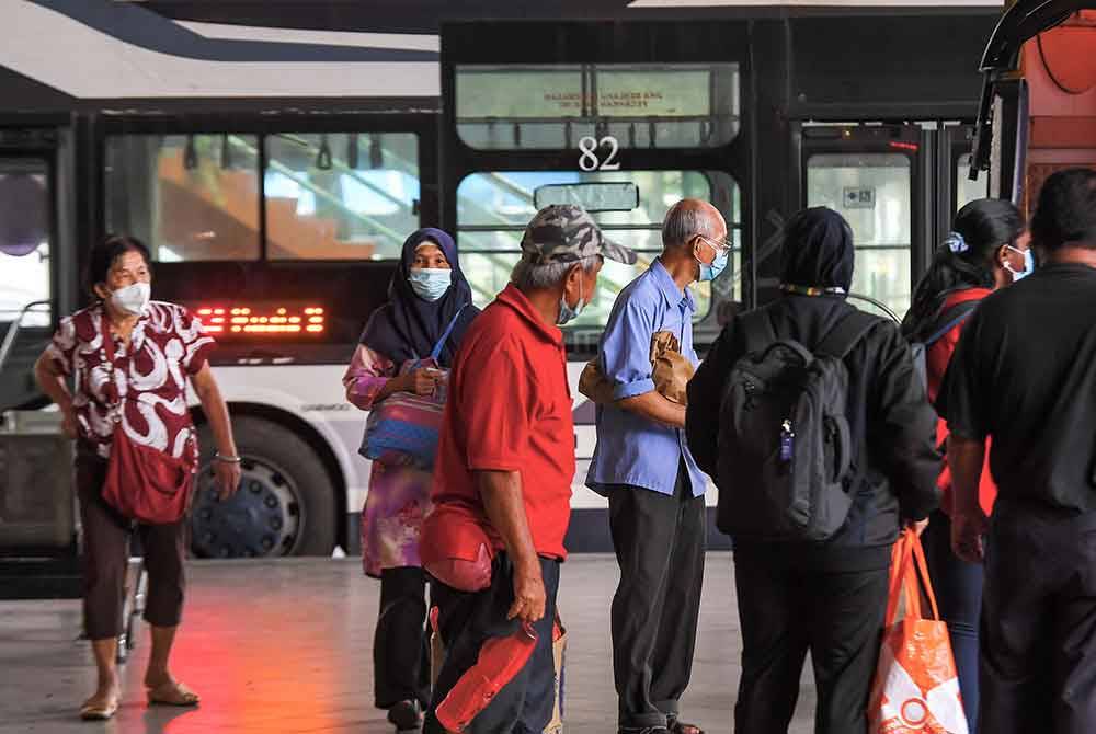 Orang ramai dilihat mula mengenakan pelitup muka semasa hendak menggunakan perkhidmatan bas awam di Pusat Pengangkutan Terminal 1 di Seremban. - Foto Bernama