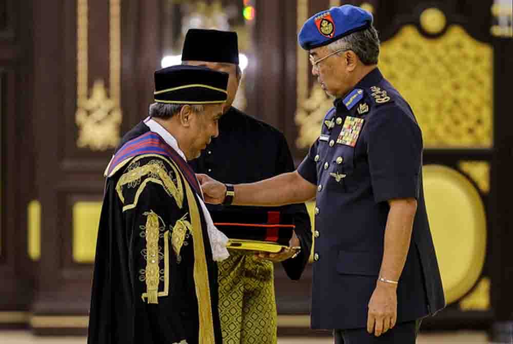 Al-Sultan Abdullah berkenan mengurniakan Darjah Panglima Setia Mahkota (PSM) yang membawa gelaran Tan Sri kepada Mohamad Zabidin pada Istiadat Pengurniaan Darjah Kebesaran, Bintang dan Pingat Persekutuan bersempena Ulang Tahun Hari Keputeraan Rasmi Yang di-Pertuan Agong di Istana Negara hari ini. - Foto Bernama