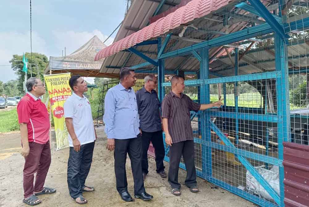 Nukman (tiga dari kiri) melawat tapak cadangan pusat pengumpulan hasil pertanian di Kampung Tanjung Putat pada Selasa.