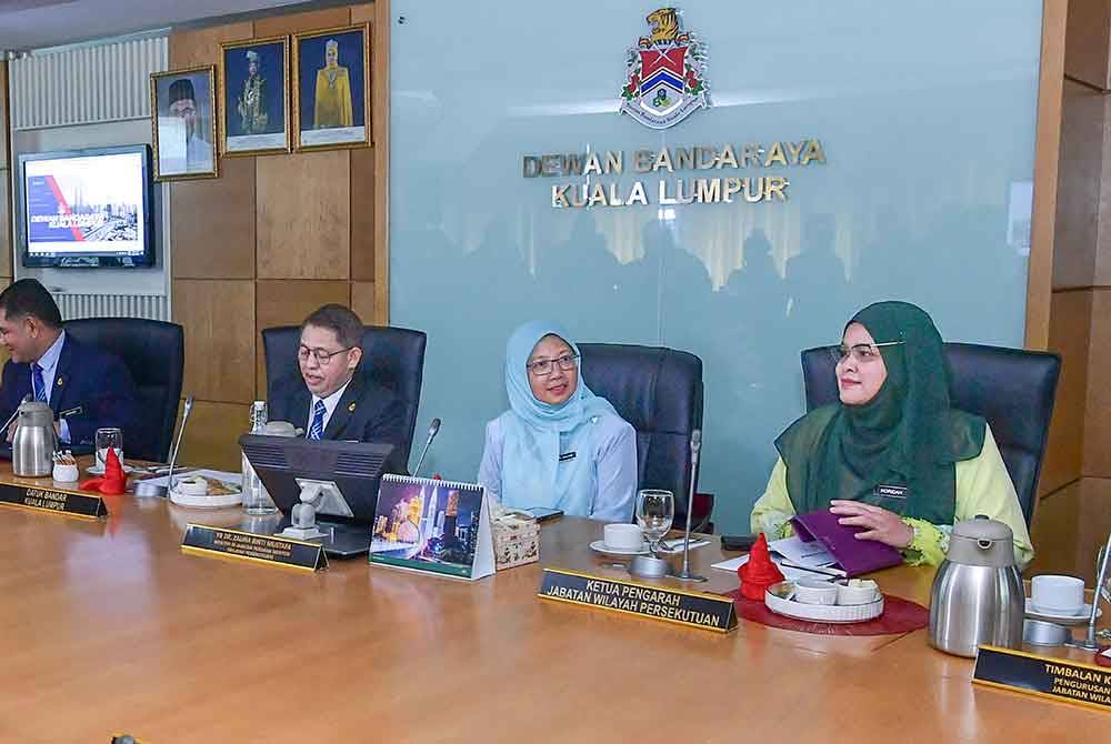 Dr Zaliha (tengah) mendengar taklimat Dewan Bandaraya Kuala Lumpur (DBKL) di Menara DBKL hari ini. - Foto Bernama