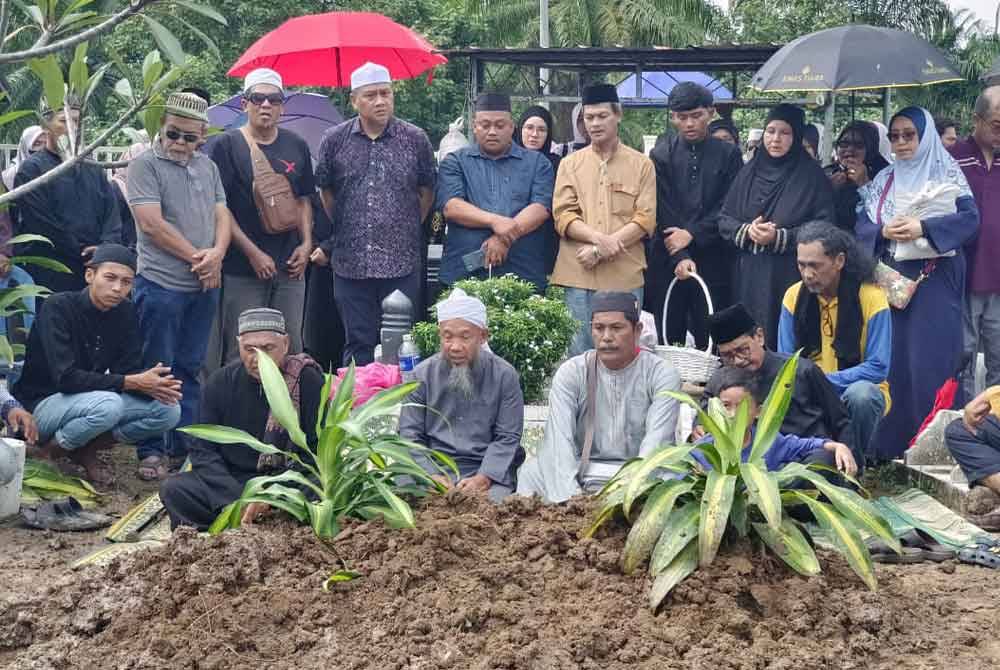 Jenazah Allahyarham selamat dikebumikandi Tanah Perkuburan Islam Kampung Sungai Balai Baroh, Bagan Datuk jam 2.30 petang pada Selasa.