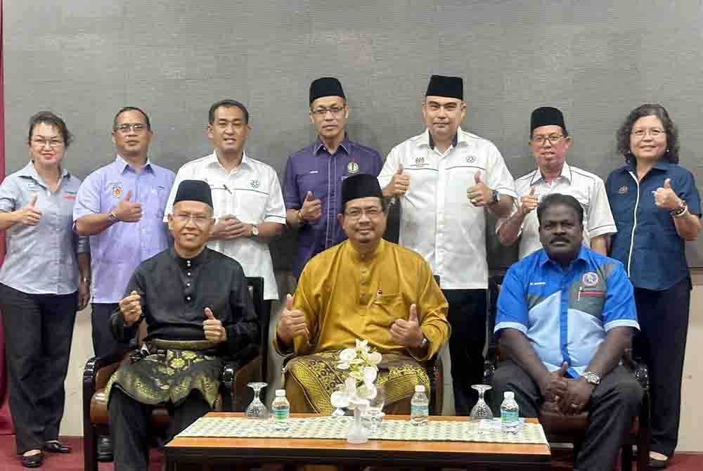 Juhari (kiri) dan Rosli (tengah) bersama jawatankuasa Kongres yang baharu.