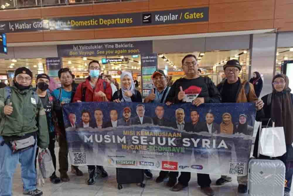 Dr Mohd Zin (dua dari kanan), Mas Imran (tiga dari kanan) dan peserta Misi Kemanusiaan MyCARE-Econsave di Syria dan Yemen merakam kenangan di Istanbul, Turkiye pada Isnin.