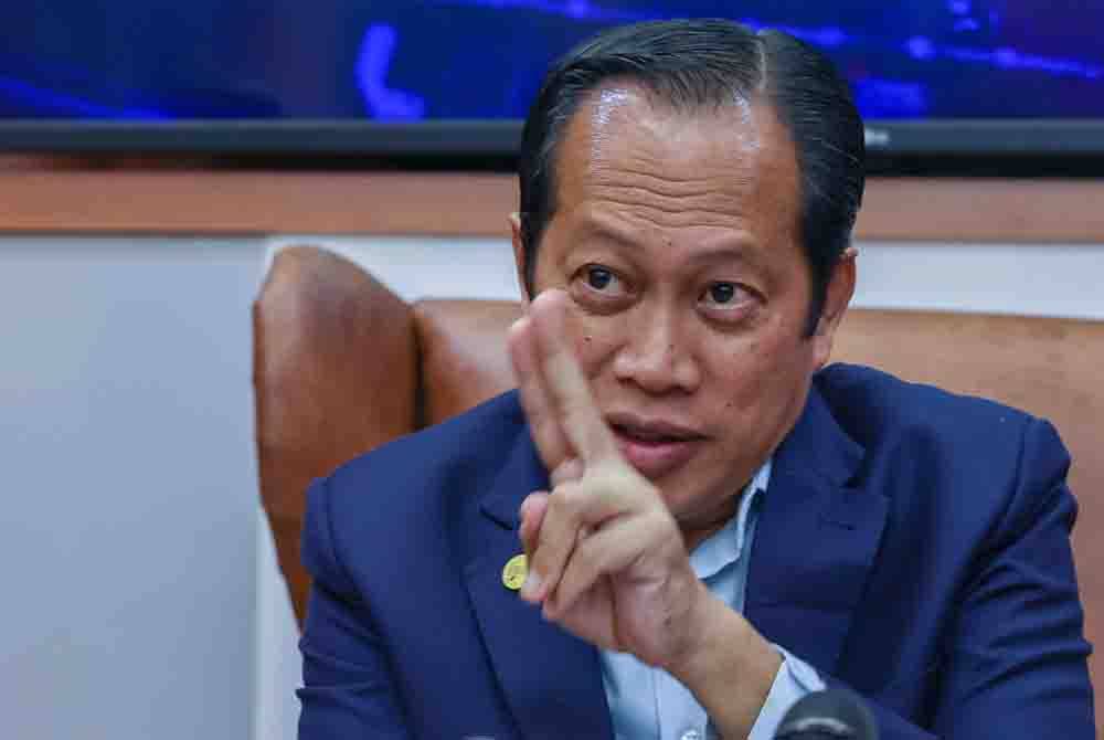 Ahmad Maslan pada sidang media selepas mengadakan lawatan ke Pusat Pengurusan Trafik, Lembaga Lebuhraya Malaysia pada Selasa. - Foto: Bernama